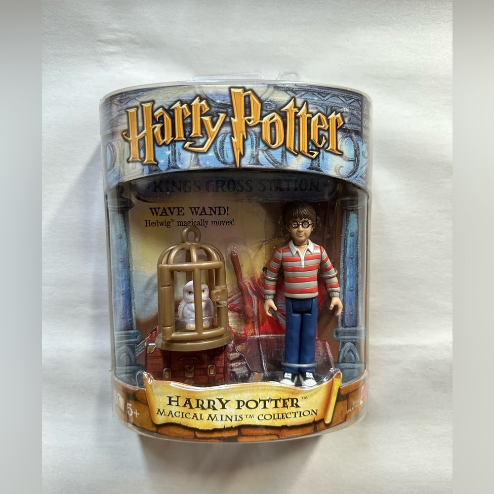 Harry Potter Magical Minis King’s Cross Magnetic Wand Hedwig Striped Shirt